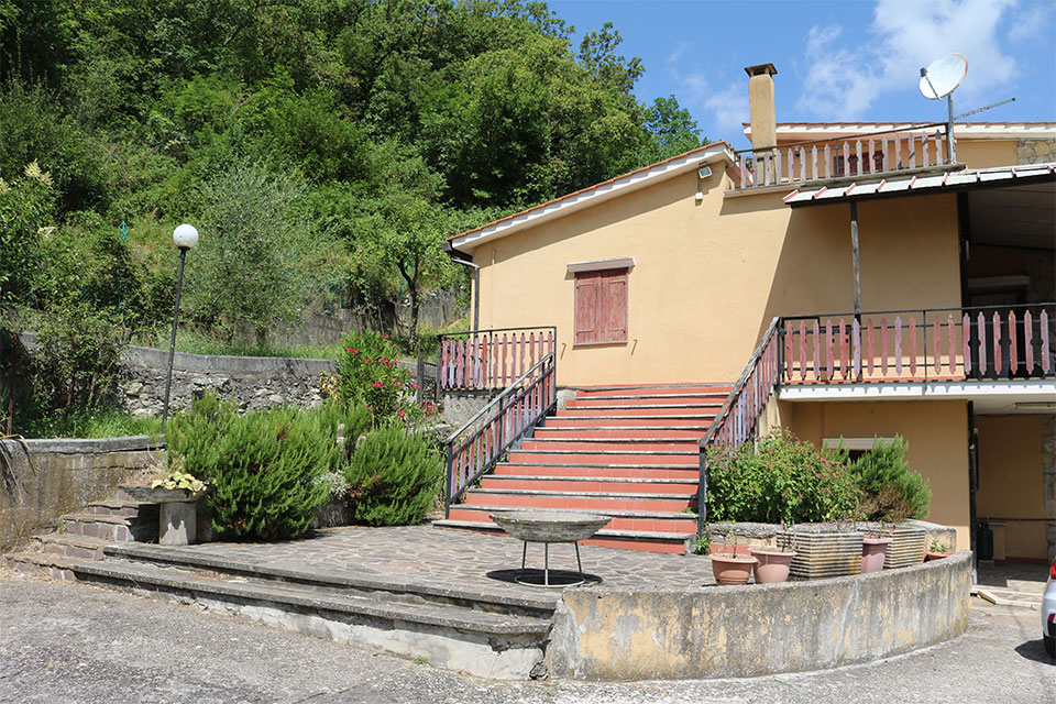 Vendesi Villa Indipendente a Sambuci (RM)